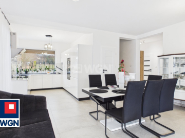 Na sprzedaż piękny dom wolnostojący parterowy z użytkowym poddaszem, niepodpiwniczony z dachem dwuspadowym.  
  
Nieruchomość o