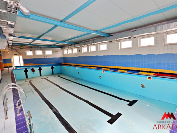 lokal handlowo usługowy  435  m2 z basenem 