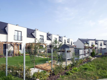 Dom szeregowy, ogródek, garaż