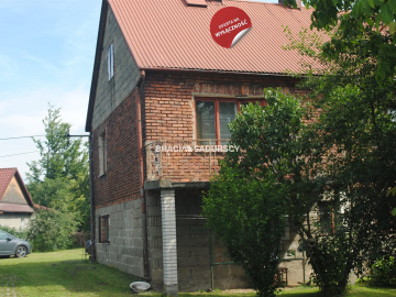 Budynek z lat 70-tych w Targowisku gm.Kłaj