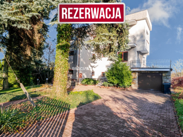 Przestrzenny dom w okolicach Mogilan.