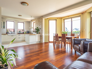 Przepiękny dom na sprzedaż w spokojnej okolicy!