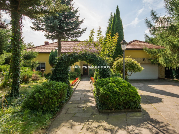 Dom z pięknym ogrodem i budynkiem usługowym