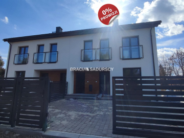 Mam przyjemność zaoferować Państwu mieszkanie w domu typu bliźniak w pięknej, cichej okolicy w miejscowości Borek Szlachecki po