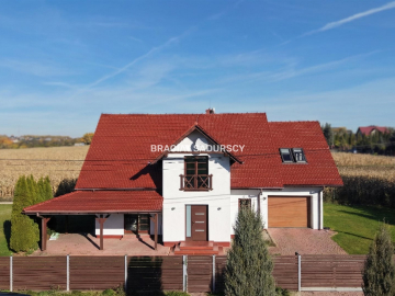 Wygodny dom z przestronnym salonem w atrakcyjnej lokalizacji niedaleko Krakowa   

 Na sprzedaż duży i wygodny dom o powierzchn