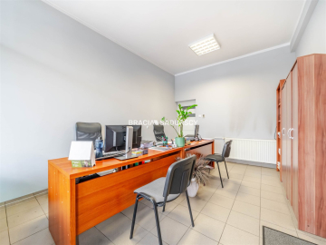 Lokal usługowy obok pl. Bieńczyckiego, parter, 45m