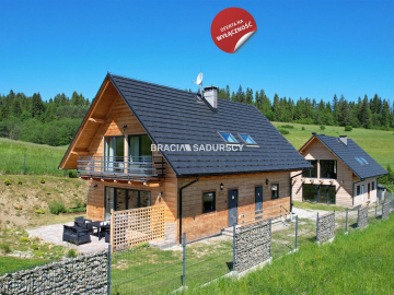 Dwa drewniane domy z czterema lokalami 