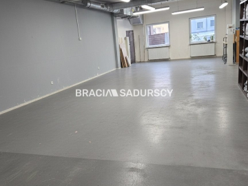 Na sprzedaż przestronny lokal użytkowy o powierzchni 265 m²   
 
Lokal położony na parterze nowoczesnego budynku mieszkalnego w