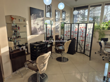 Działający fryzjer odstąpi lokal 64m2