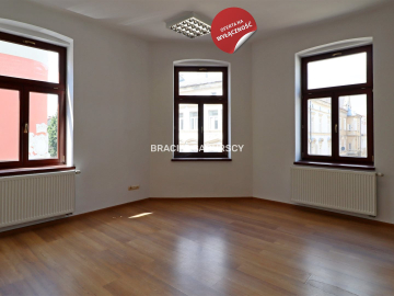 Tarnów, Stare Miasto, ul. Rybna/Wałowa. Lokal biurowo-usługowy o pow. 52,21 m 2 .  

 Lokal na 2 piętrze, narożny w ścisłym cen