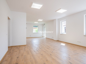 Lokal usługowy z miejscami parkingowymi 