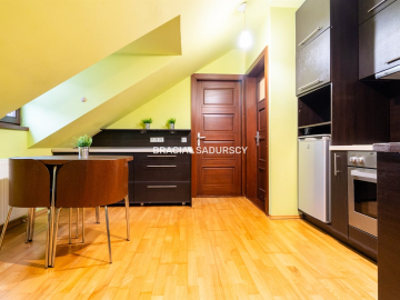 2-POKOJOWE MIESZKANIE W ODRESTAUROWANEJ KAMIENICY