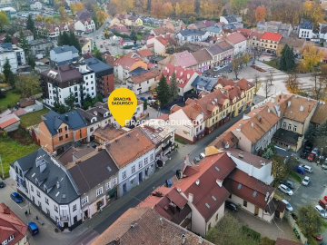 Mieszkanie z garażem, lokalem handlowym i piwnicą.