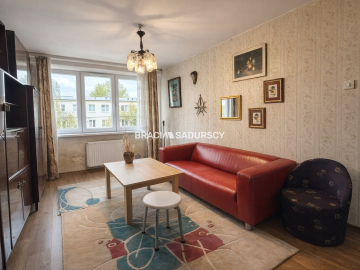 Okólna, widok na zieleń. Do generalnego remontu