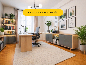 Parterowy przestronny lokal z oknami na ulicę.