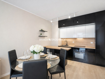 Wygodny nowoczesny apartament w centrum.