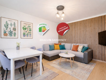 Duże mieszkanie z dwoma balkonami i parkingiem.