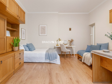 Na sprzedaż wyjątkowe mieszkanie inwestycyjne na Starym Mieście w okolicach Poczty Głównej.    
 
Zadbana kamienica i podwórze 