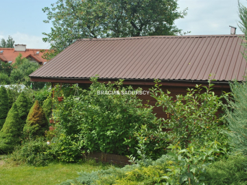 Działka ROD zabudowana budynkiem murowanym.