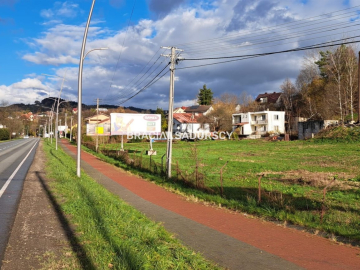 Działka pod usługi lub zabudowe jednorodzinną