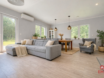 Dom w otulinie lasu blisko miasta