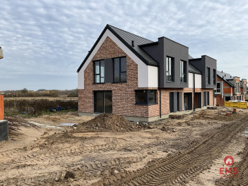 Bliźniak 10 minut od miasta.