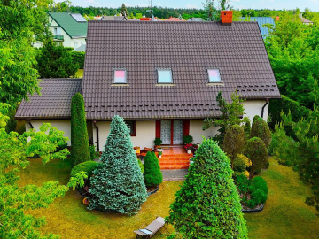 Dom z dużym ogrodem