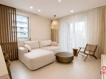 Trzy pokoje, do wejścia, nowy blok.