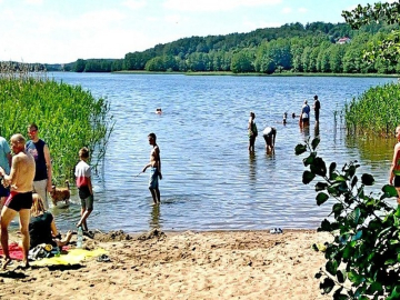 Noclegi nad kaszubskim jeziorem, obok Wieżycy i domu do góry nogami.