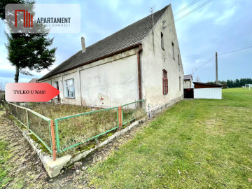 Dom z czerwonej cegły na wsi