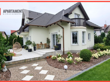 Wspaniała Nieruchomość z Urokliwym Ogrodem!