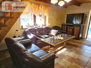 Ładny dom w lesie  blisko jeziora