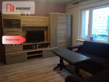 Dom z budynkiem gospodarczym.