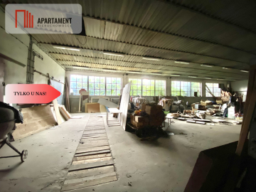 Obiekt magazynowo-biurowy z utwardzonym placem.