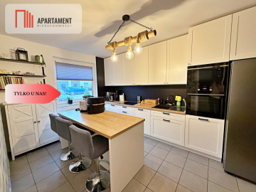 Nowoczesny dwupoziomowy segment z ogródkiem