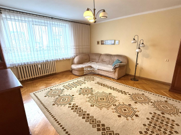 Mieszkanie położone w ścisłym centrum miasta, przy ul. Libelta, na 4. piętrze w bloku na terenie zamkniętym. Budynek znajduje s