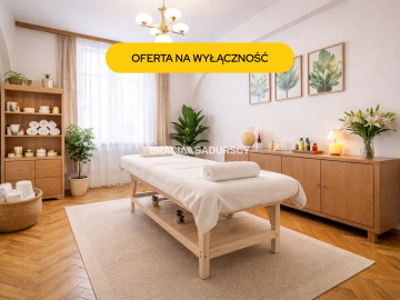 Parterowy przestronny lokal z oknami na ulicę.