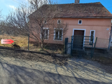Dom na wsi do własnej aranżacji na dużej działce.