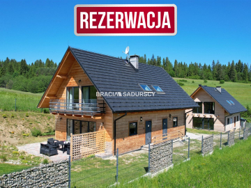 Dwa drewniane domy z czterema lokalami 