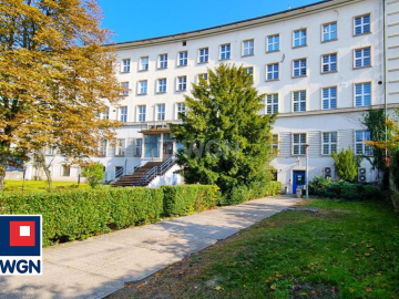 Opole, duży budynek w centrum miasta, 6 467 m2, sprzedam, 8 900 000,- PLN, netto.  
  
Duży budynek w centrum miasta.  
  
Nier