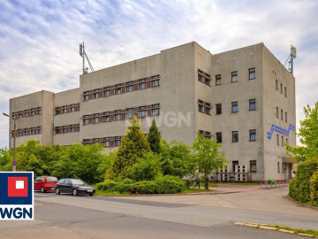 Opole, budynek biurowo - techniczny, 9392 m2, sprzedam, 7 790 000,- PLN netto.  
  
Budynek na największym osiedlu miasta:  
- 
