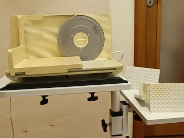Elektryczna maszynka do krojenia chleba