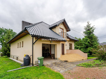 Jasny i funkcjonalny dom 10-arowej działce Rączna