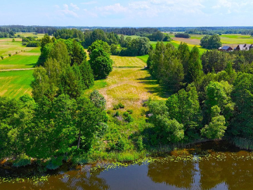 Działka nad jeziorem