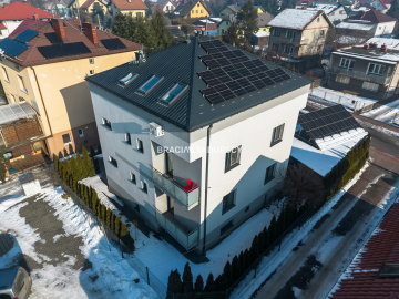 Budynek z 6 niezależnymi apartamentami.