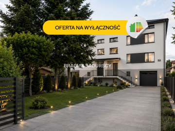 Czteropoziomowy dom z klatką schodową.