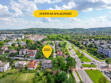 Dwa poziomy w domu typu bliźniak z garażem.