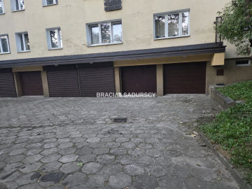 GARAŻ W BUDYNKU OKOLICE RYNKU DĘBNICKIEGO