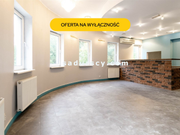 Piękny lokal użytkowy   106m 2  z małym ogródkiem,   na parterze   w Piasecznie / Nowej Iwicznej, z trzema własnymi miejscami p