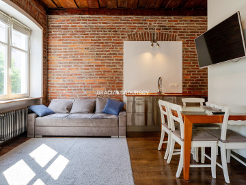 Dwupokojowy apartament z historycznym charakterem